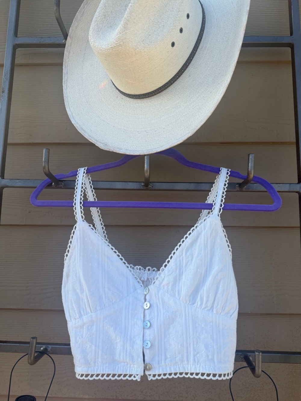 Sweet Tectured White Eyelet Button-Front Cropped Cami w/ shell buttons "s"